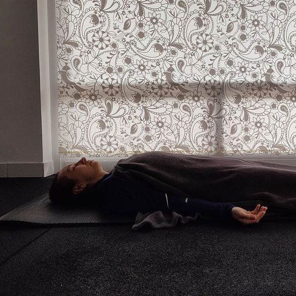 Jóga nidra és mély pihenés biztonságos, csendes térben