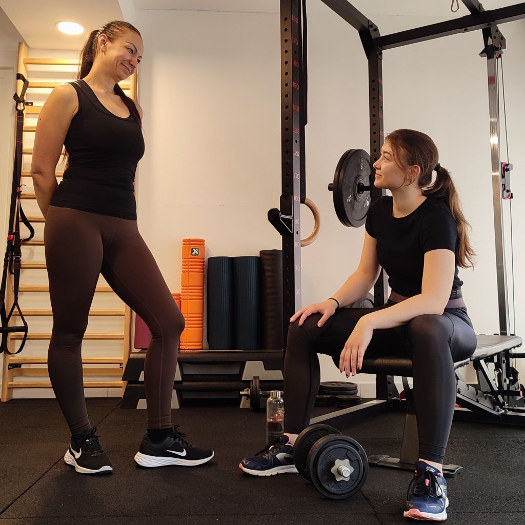 Kiegyensúlyozott nő személyi edzés után, nyugodt és magabiztos állapotban.