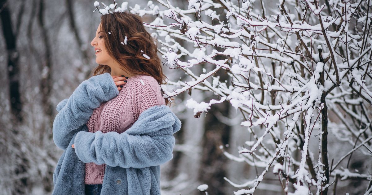 Nő csukott szemmel, kezét a szívén tartva lélegzik, békés hangulatban