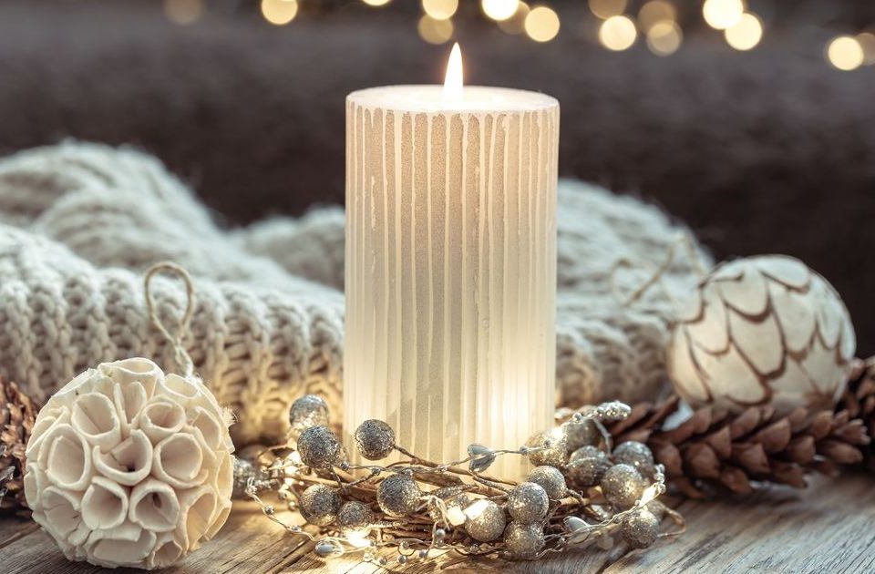 Gyertyafényes, elcsendesedett téli enteriőr, meghitt karácsonyi hangulattal