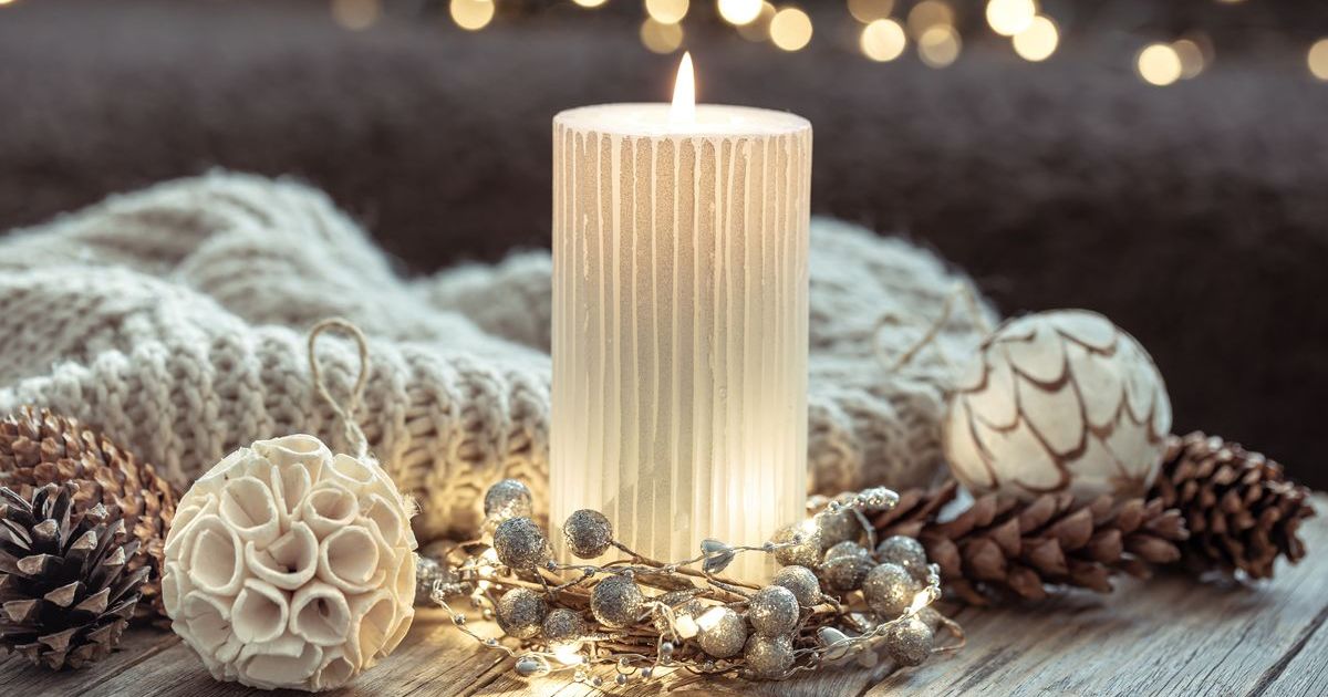 Gyertyafényes, elcsendesedett téli enteriőr, meghitt karácsonyi hangulattal