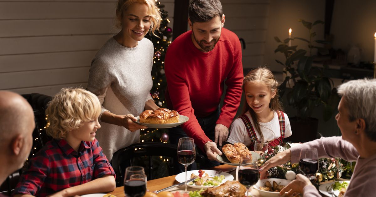 Lassú, tudatos étkezés egy ünnepi asztalnál, békés környezetben