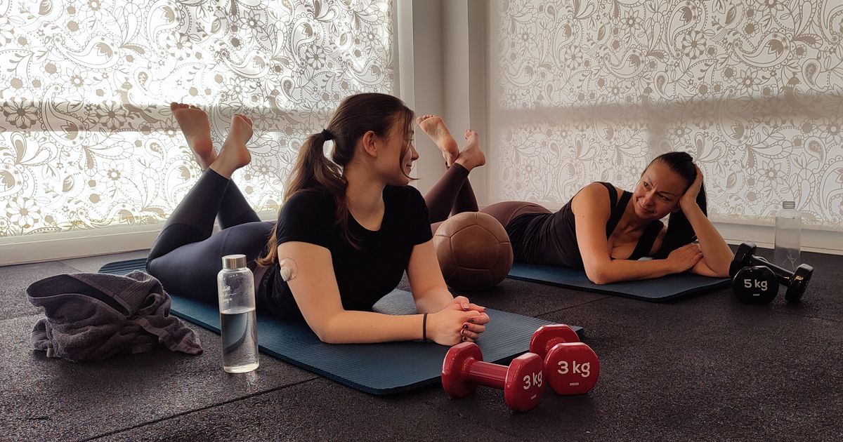 Pihentető beszélgetés és belső megérkezés személyi edzés edzés után, nyugodt környezetben.