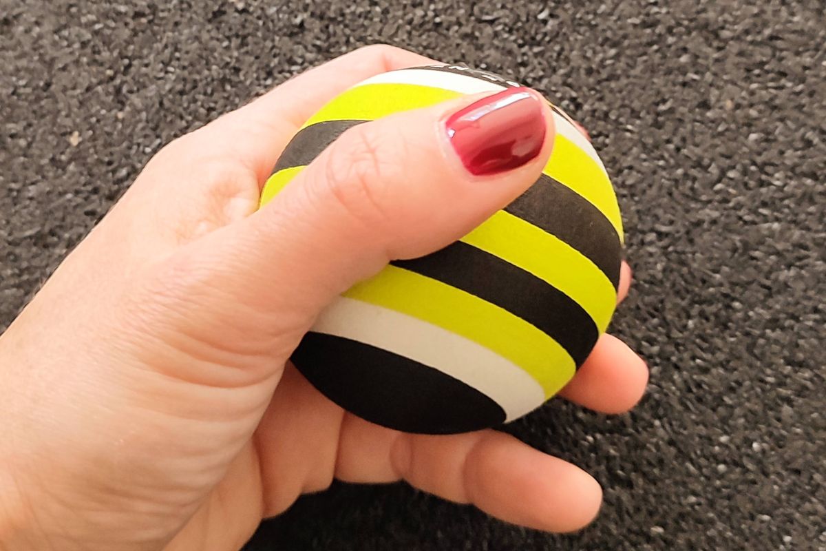 fascia lazító labda használata kézben, közelkép