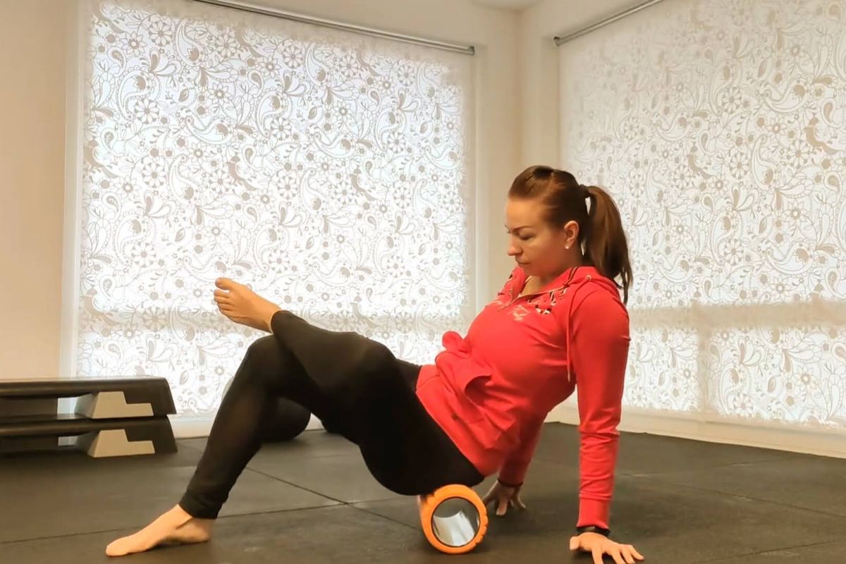 SMR hengerezés közben, figyelemmel végzett fascia lazítás egy csendes térben